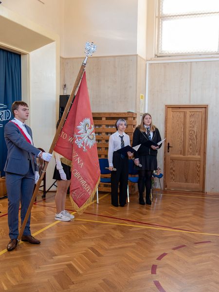 Uroczystość ślubowania klas pierwszych oraz 50-lecia nadania szkole imienia Cypriana Norwida 