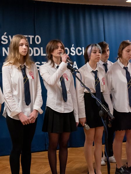 Śpiewanie pieśni patriotycznych z okazji Dnia Niepodległości 