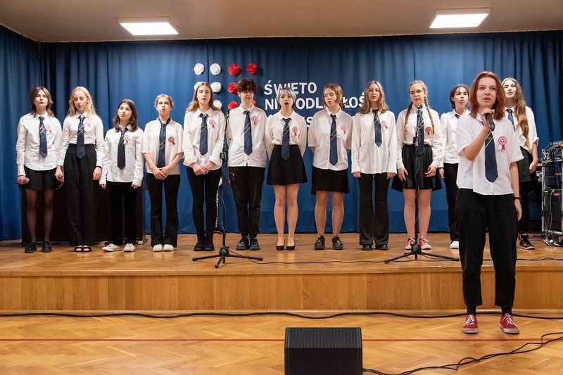 Śpiewanie pieśni patriotycznych z okazji Dnia Niepodległości 