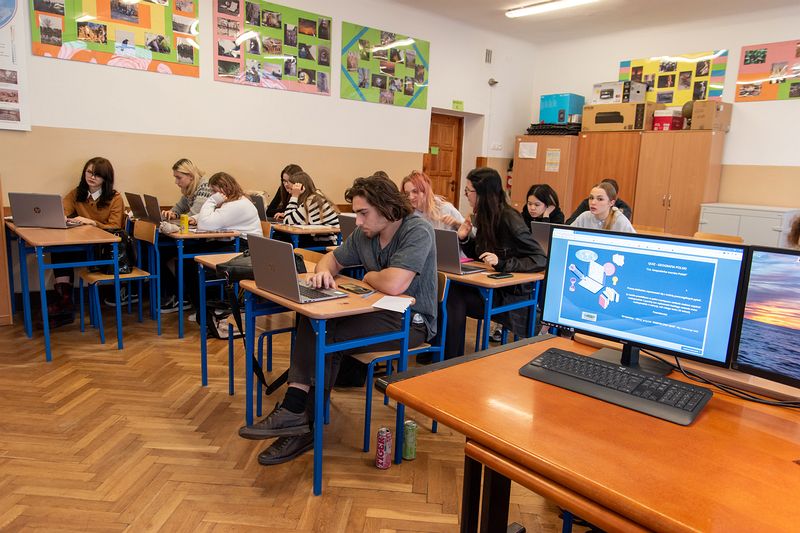 Lekcja geografii w klasie 3e z laptopami 