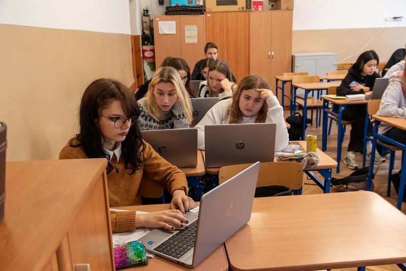 Lekcja geografii w klasie 3e z laptopami 