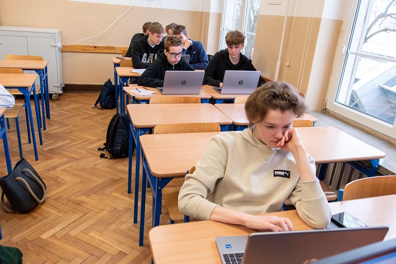 Lekcja geografii w klasie 3e z laptopami 