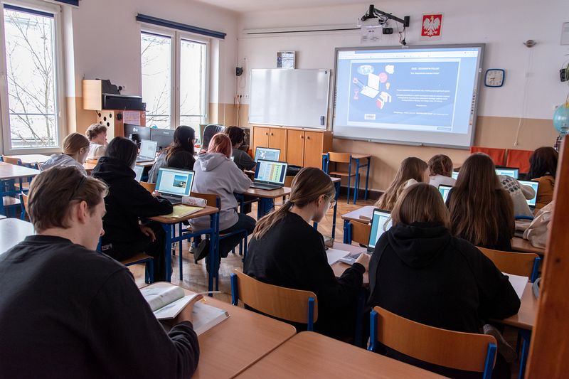 Lekcja geografii w klasie 3e z laptopami 